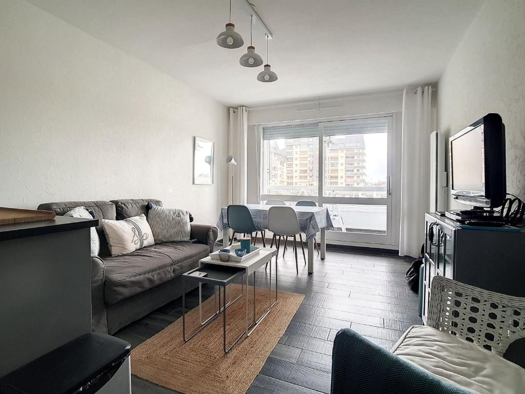 un salon avec un canapé et une table dans l'établissement Superbe T3 proche plages, port de plaisance, parking, WiFi - FR-1-746-6, à Courseulles-sur-Mer