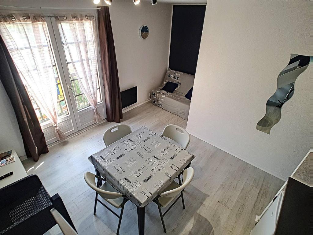 une table à manger et des chaises dans un salon dans l'établissement Duplex T2 Charmant entre Plage et Commerces avec Balcon Exposé Sud - FR-1-746-8, à Courseulles-sur-Mer