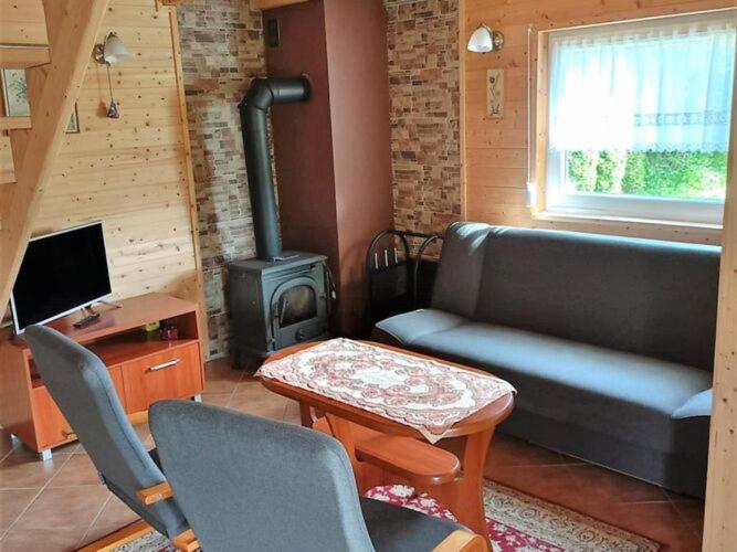 - un salon avec un canapé et une cuisinière dans l'établissement Holiday Home in Miedzyzdroje near Baltic Sea, à Międzyzdroje