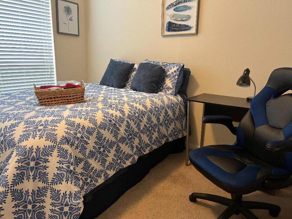 Schlafzimmer mit einem Bett, einem Schreibtisch und einem Stuhl in der Unterkunft Select Exclusive Room in Fresno Texas in Fresno
