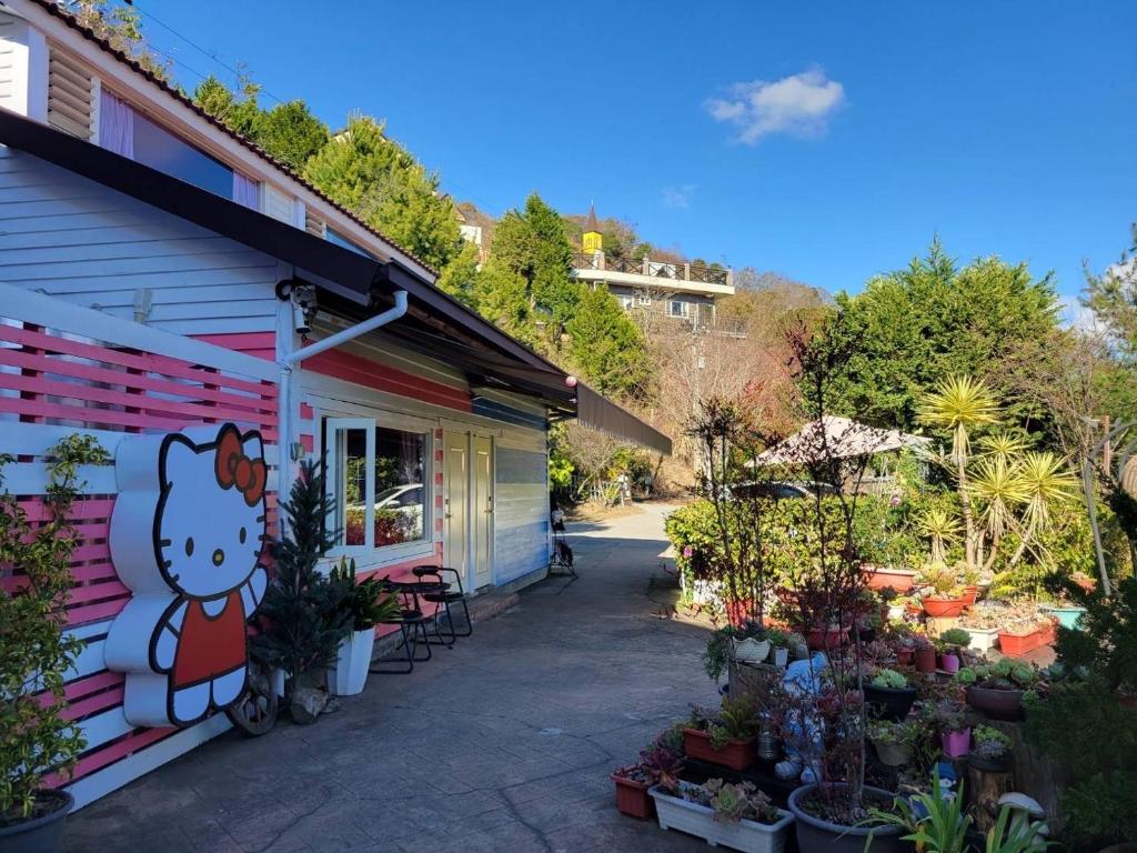 a shop with a hello kitty painting on the side of a building at Julie&#39;s Garden, Cingjing - Fon Chin Homestay in Ren&#39;ai