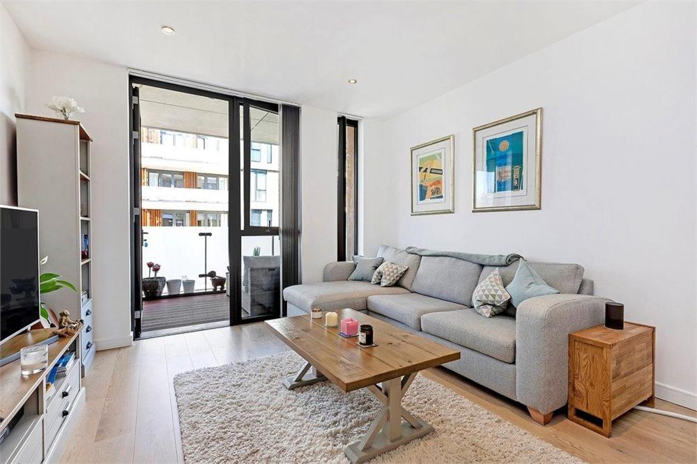 A seating area at The Harbour- Stylish spacious family sized apartment