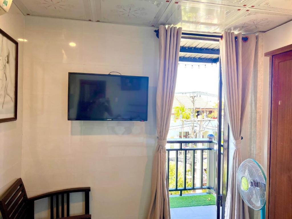 TV a/nebo společenská místnost v ubytování Hoi An Ngo Homestay