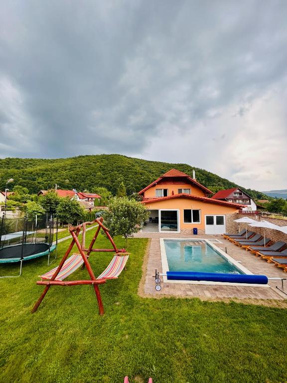 a backyard with a pool and a house at Kelemen Vendégház 2 in Praid