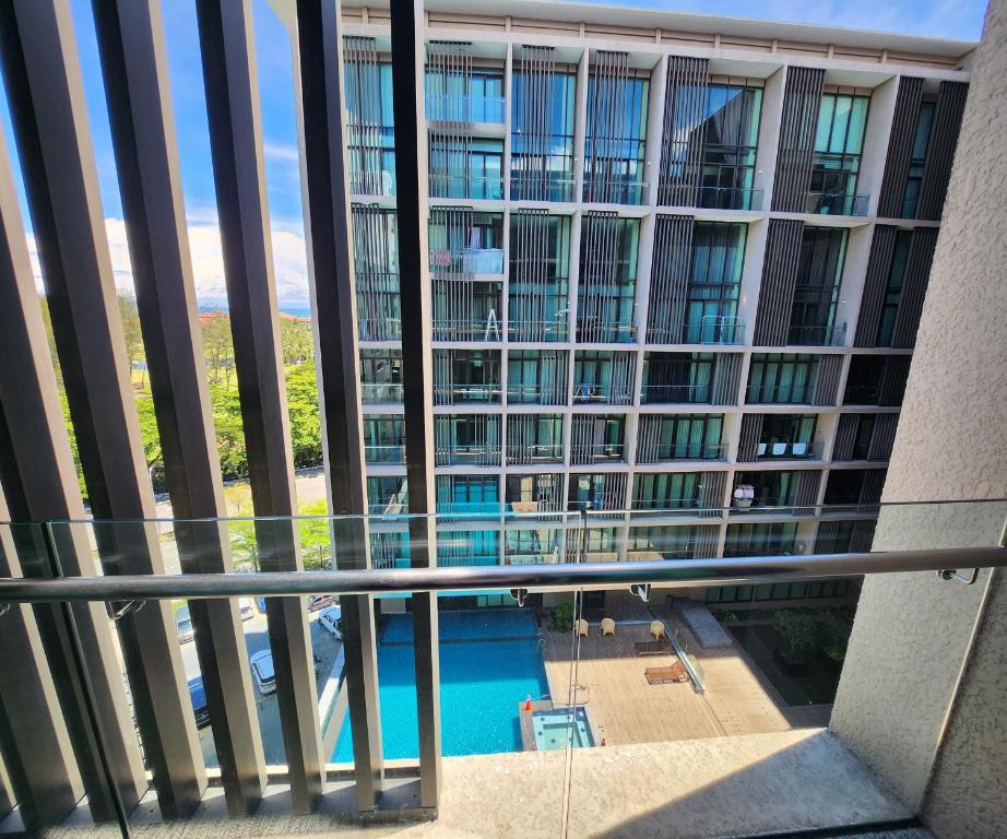 - une vue depuis le balcon d'un immeuble avec piscine dans l'établissement My Misto Homestay, Riverson Soho, à Kota Kinabalu