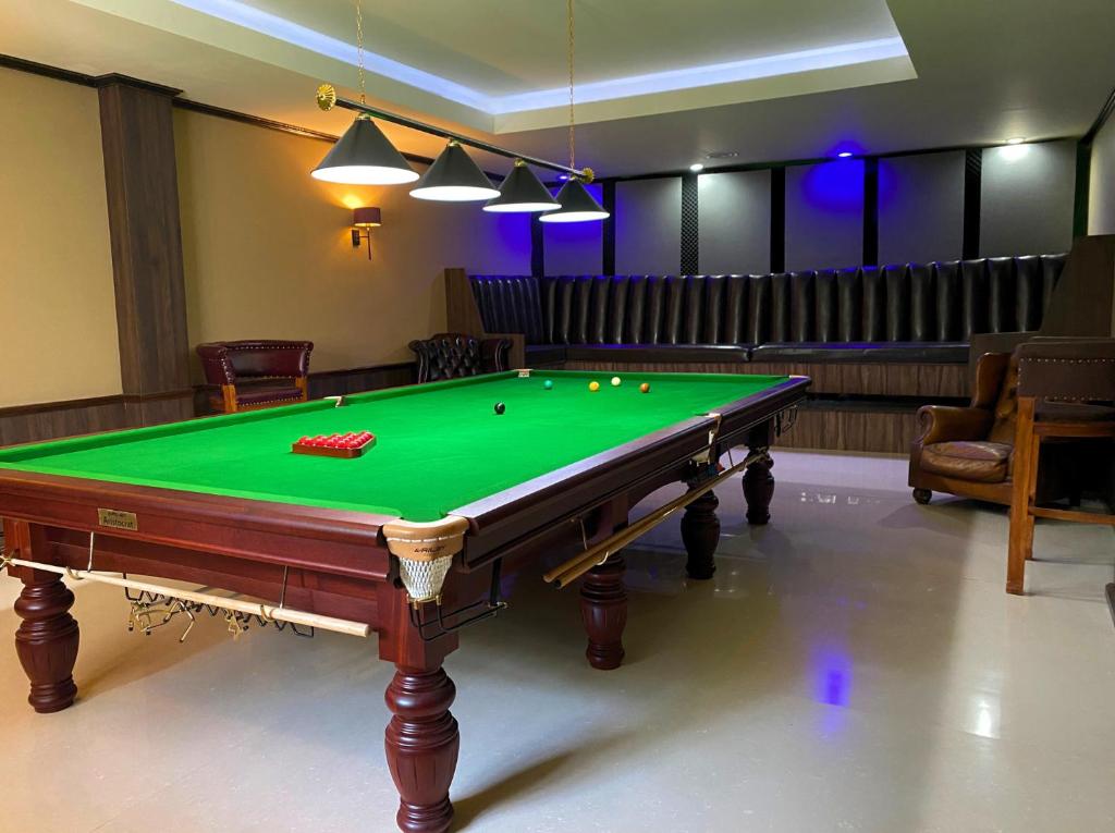 - une salle avec un billard et des balles dans l'établissement The Pd - Entire Holiday Home, à Amed