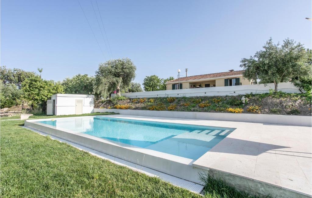 una piscina en el patio trasero de una casa en Nice Home In Noto With Kitchen, en Noto