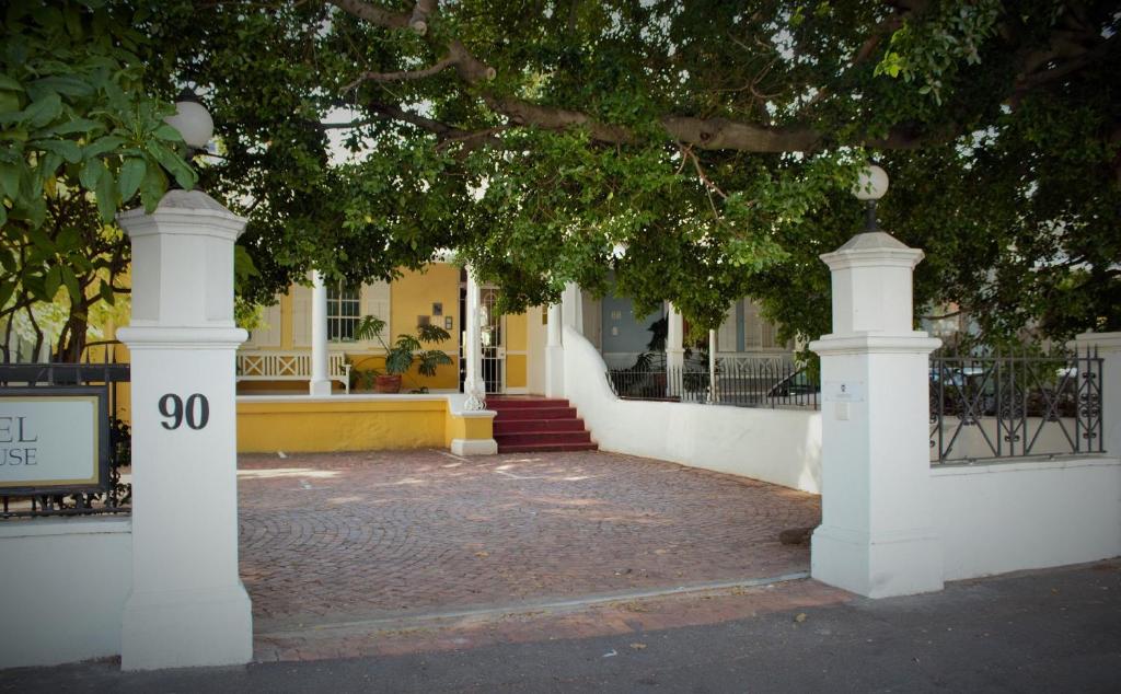 ein Haus mit zwei weißen Säulen davor in der Unterkunft Tintagel Guesthouse in Kapstadt