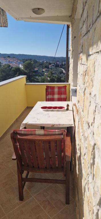 Zimmer mit einem Bett und einer Bank auf einem Balkon in der Unterkunft Apartments Belvedere - A2 in Nečujam
