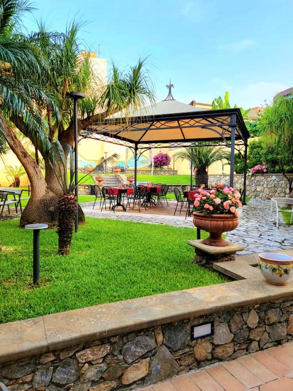 Vonkajšia záhrada v ubytovaní Hotel Garibaldi