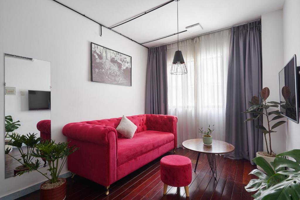 - un salon avec un canapé rouge et une table dans l'établissement 2BR apartment overlooking downtown, à Hô-Chi-Minh-Ville