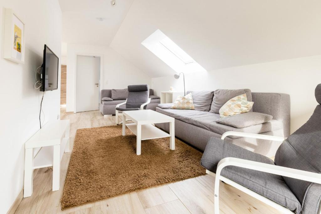 a living room with a couch and a table at Ferienwohnung Grüner Weg mit Grillplatz in Tecklenburg