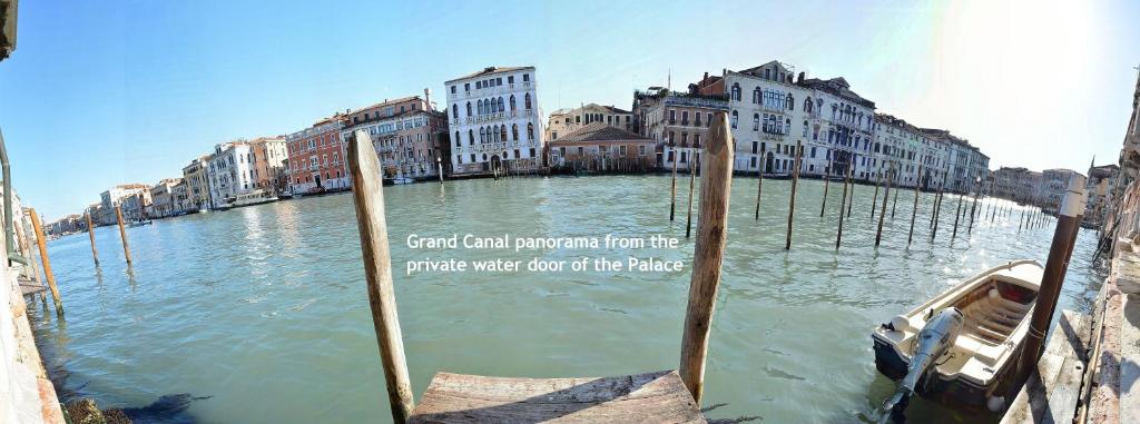 ein Schild auf einem Boot in einem Fluss mit Gebäuden in der Unterkunft TRIBUNO Grand Canal in Venedig