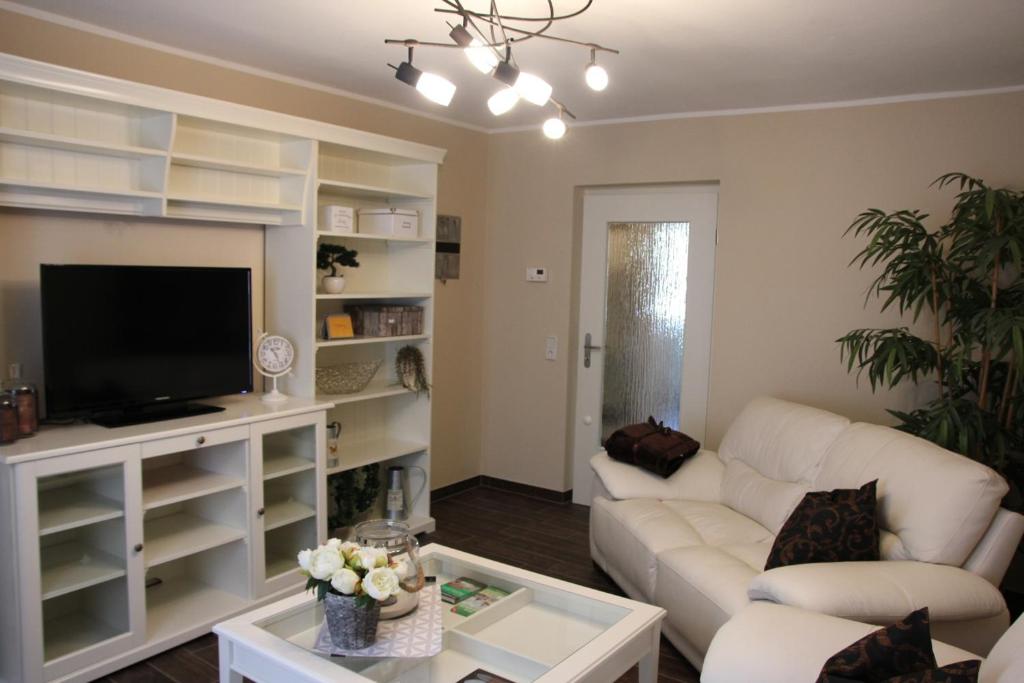 TV a/nebo společenská místnost v ubytování Ferienwohnung "Ernst Schmole"