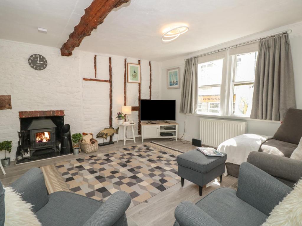 Una sala de estar con un sofá y una chimenea. en Ocello, en Dartmouth