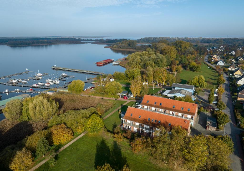 una vista aerea di una casa e di un fiume di Ferienwohnung Kleine Müritz a Rechlin