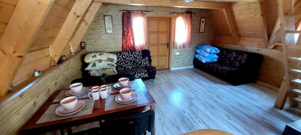 una vista aérea de una sala de estar en una cabaña de madera en Domki w Rowach, en Rowy