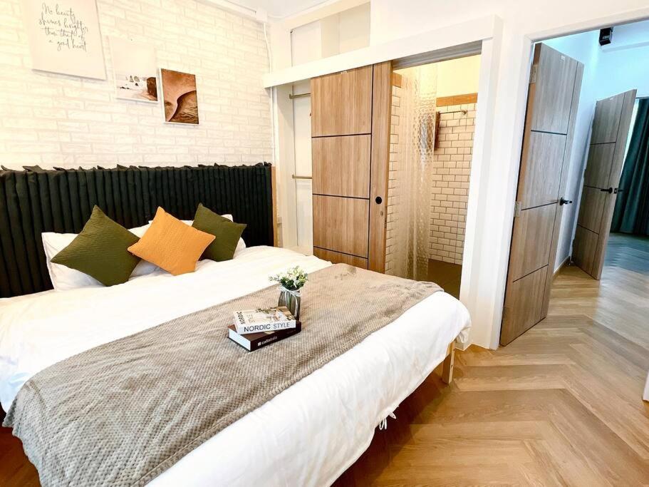 Postel nebo postele na pokoji v ubytování Entire floor,Decorated cozy home,near Grand Palace