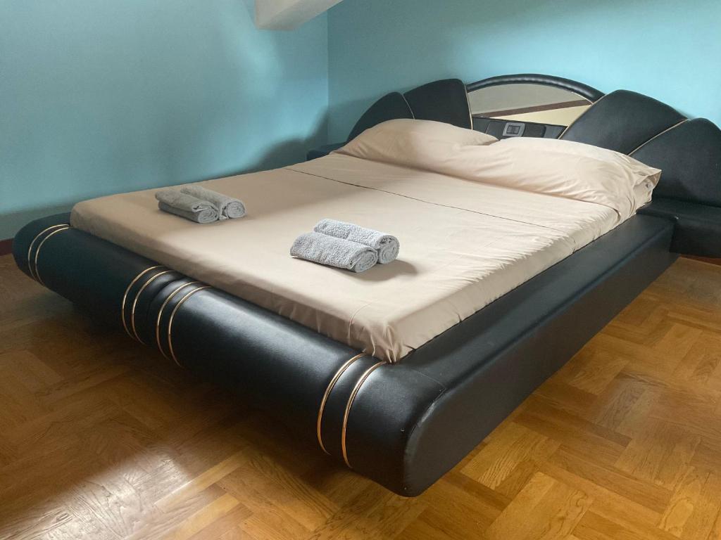 uma cama com duas toalhas em cima em CASA FILAFERRO - VIA LOMBARDIA 4 MOGGIO UDINESE em Moggio Udinese