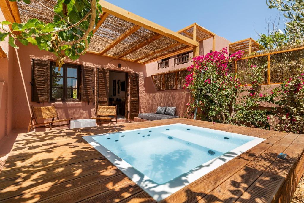 Bazén v ubytování Akre Hotel - Designed for Adults nebo v jeho okolí