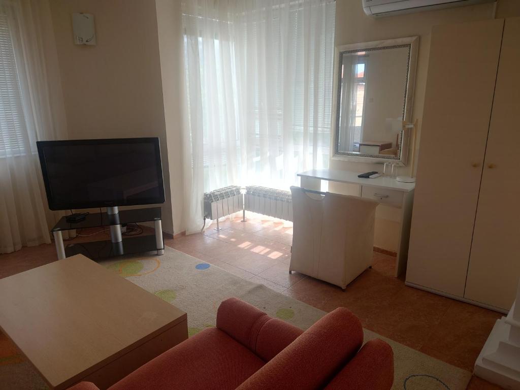 ein Wohnzimmer mit einem Sofa und einem TV in der Unterkunft Стая in Widin