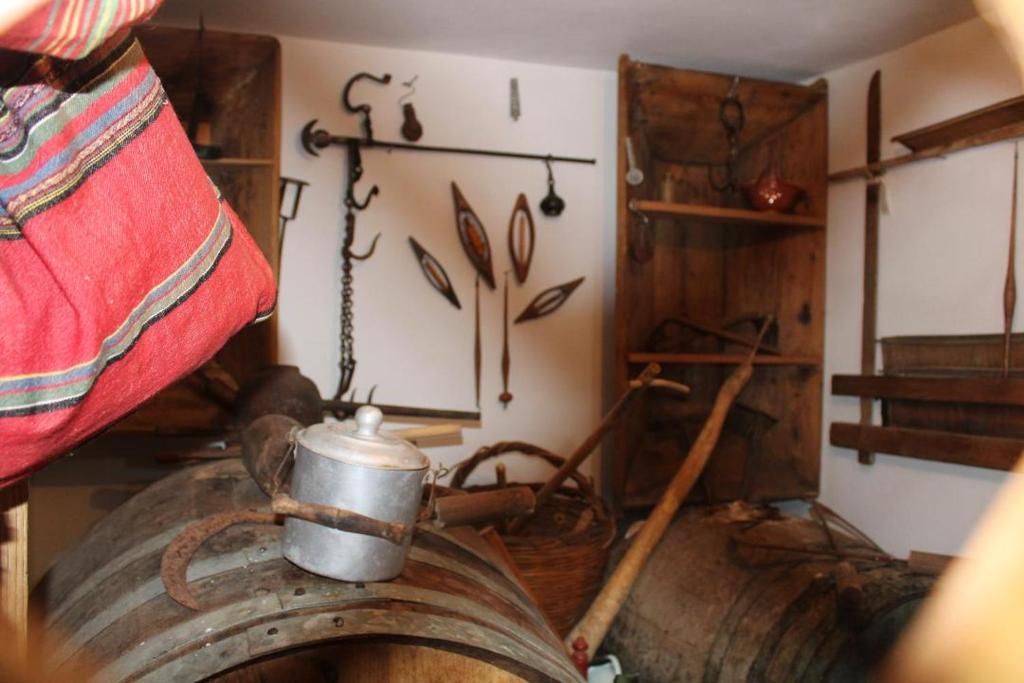 a room with a pot on top of a barrel at TRADITIONAL HOUSE MARIA in Azoyirás