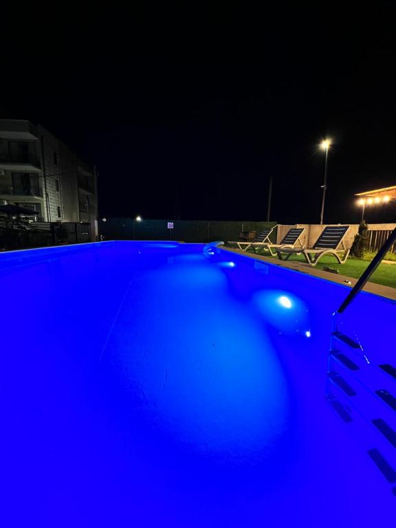 Bazén v ubytování Apollo Plus Cottages nebo v jeho okolí