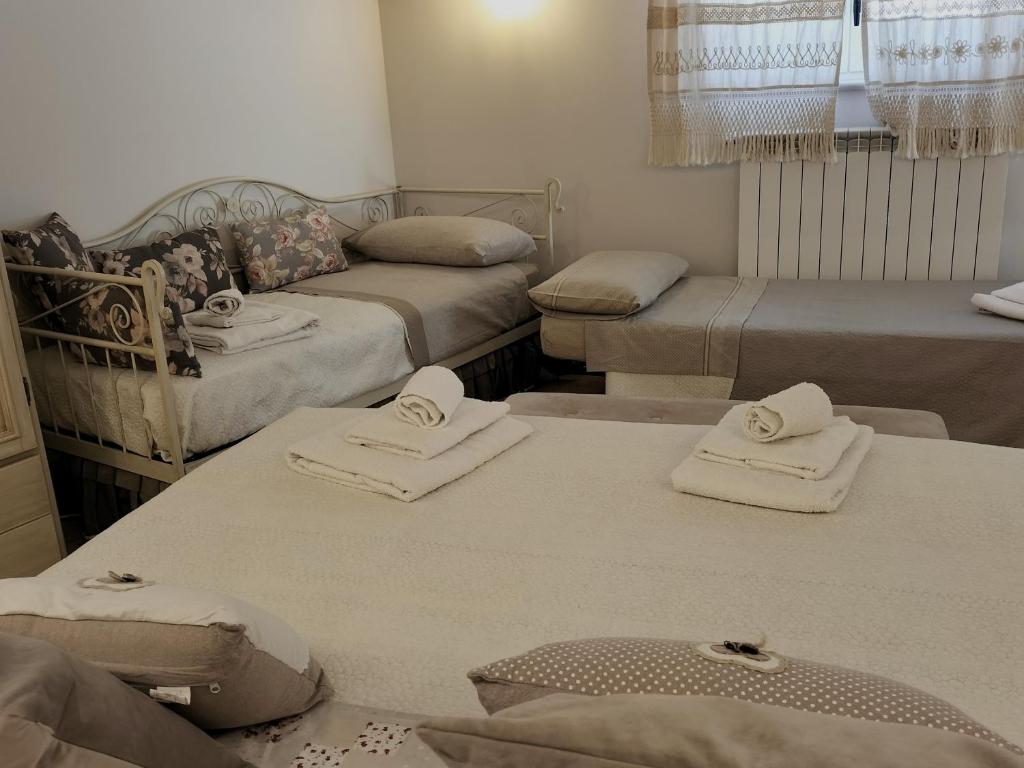 Łóżko lub łóżka w pokoju w obiekcie Il giardino delle Fate