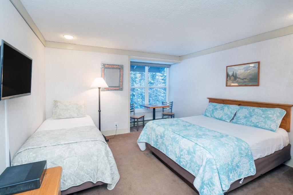 Tempat tidur dalam kamar di Mountainside Inn 420 Hotel Room