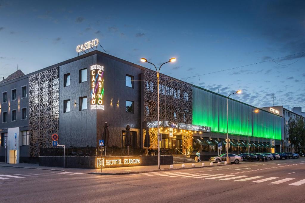 un edificio in una strada di città di notte di HOTEL EUROPA a Komárno