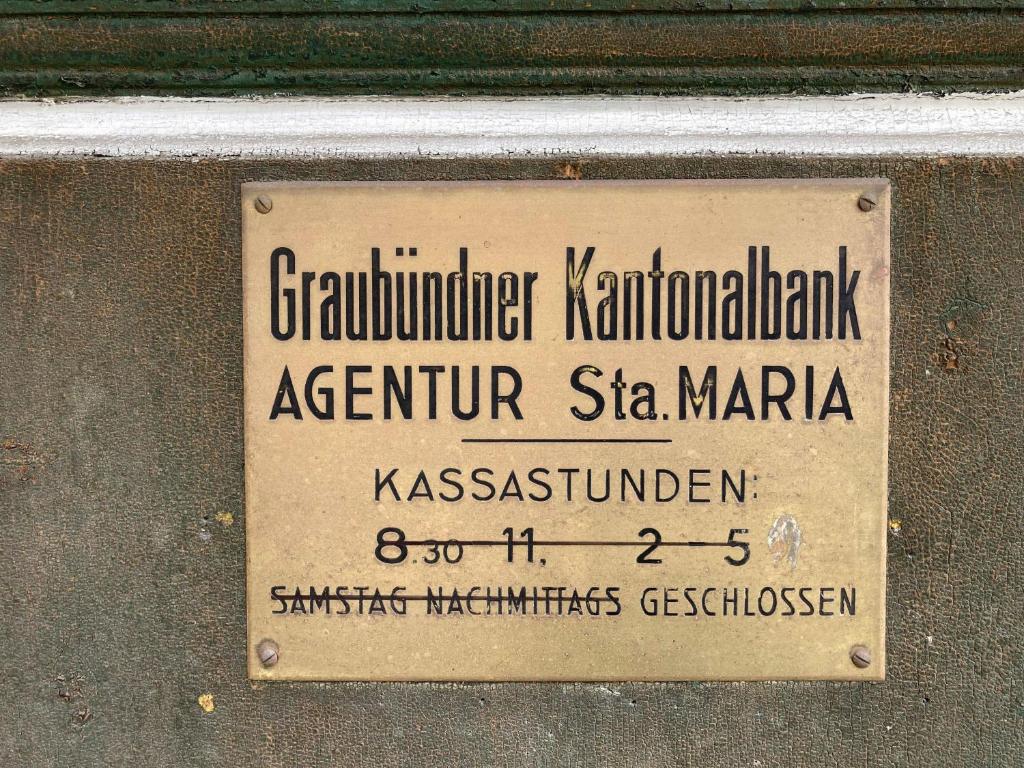 聖瑪麗亞瓦爾米施泰爾的住宿－Ferienwohnung Banca Veglia，建筑物的侧面标志