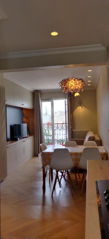 une cuisine et une salle à manger avec une table et des chaises dans l'établissement Bel appartement 50 m2, à Paris