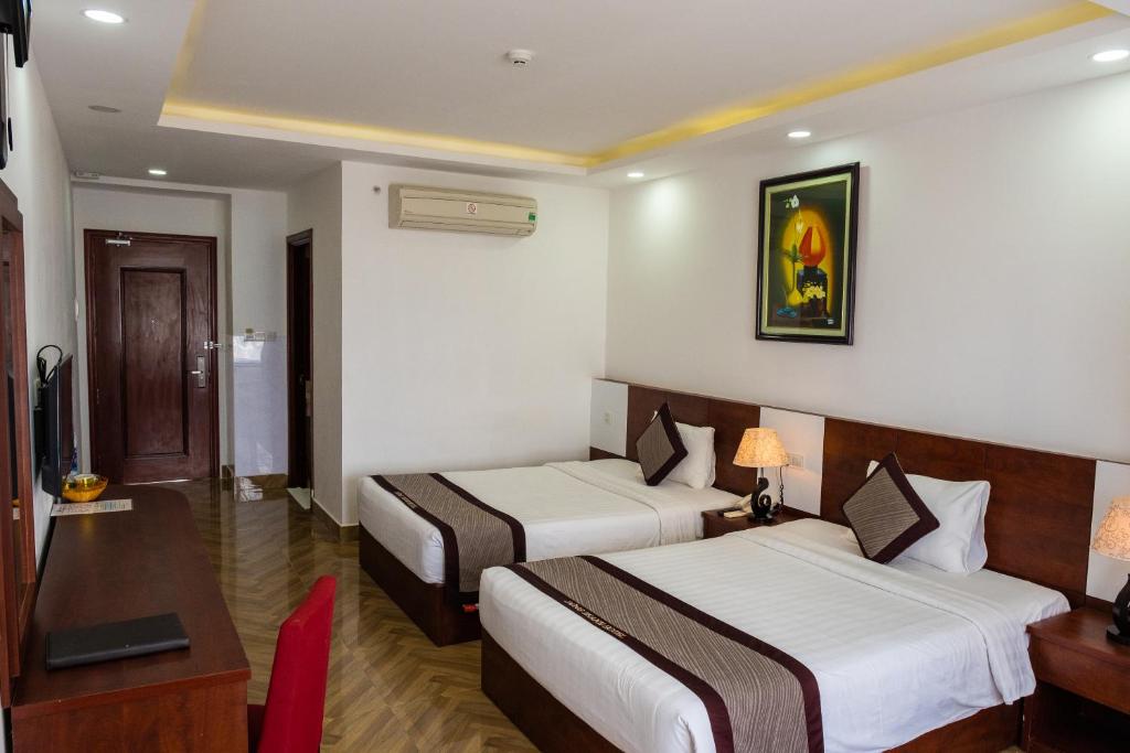 Giường trong phòng chung tại Gem Nha Trang Hotel