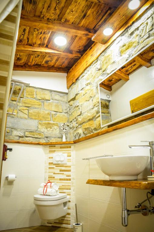 Koupelna v ubytování TouristFarm - apartments "RED FAIRYTALE"