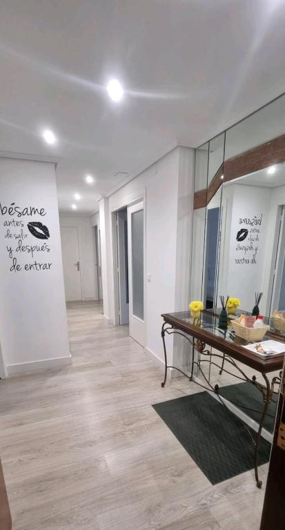 a room with a table and a wall with writing on it at Apartamento Larisa in Nájera