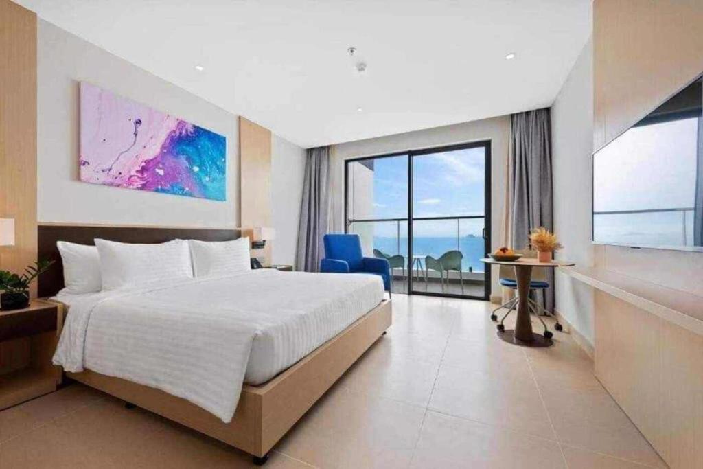 1 dormitorio con cama grande y ventana grande en Spring Home en Cam Lâm