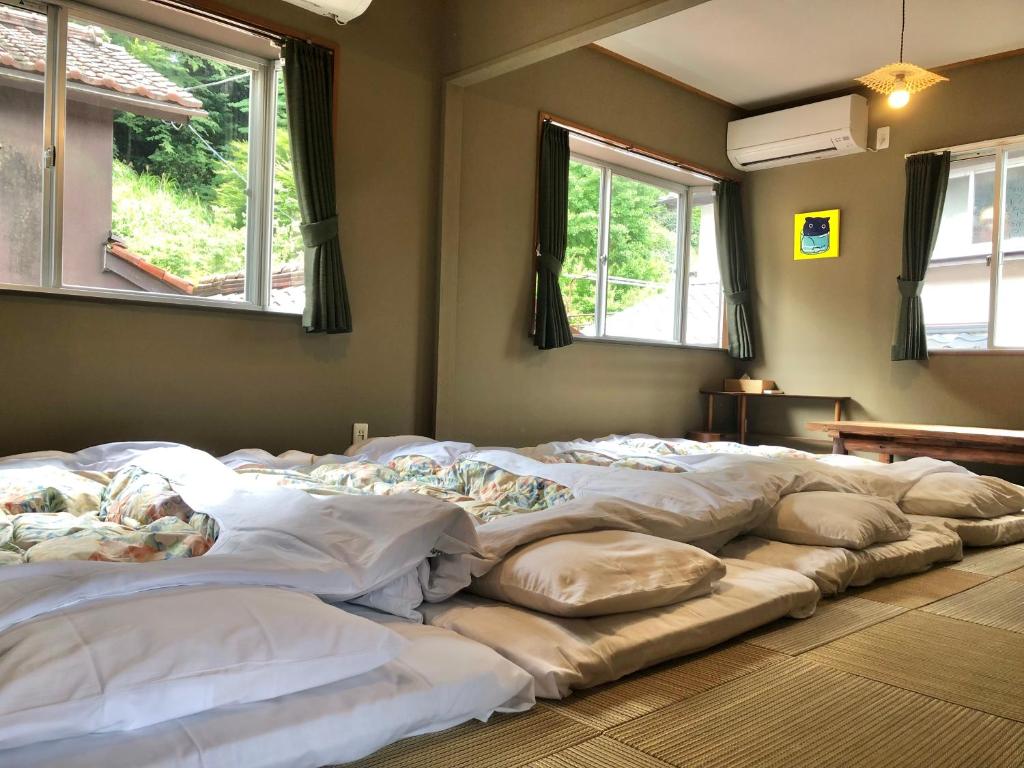 Postel nebo postele na pokoji v ubytování TORUS 修善寺 Condominium 貸切宿