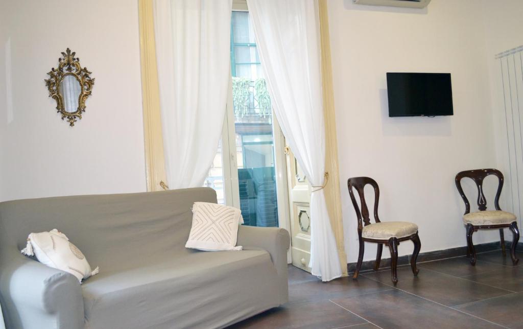 A television and/or entertainment centre at questo rinascimento CASA NEWMAN