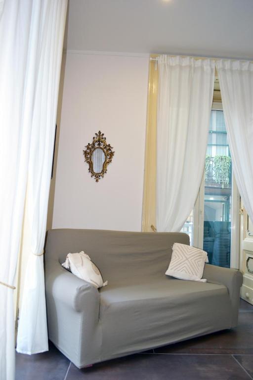 A seating area at questo rinascimento CASA NEWMAN