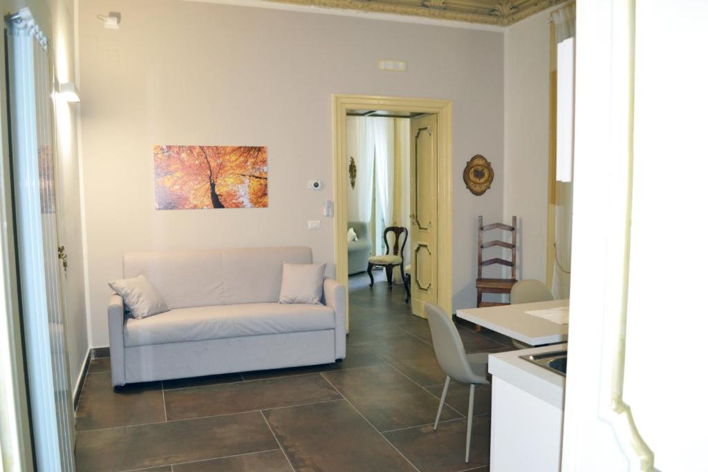 A seating area at questo rinascimento CASA NEWMAN