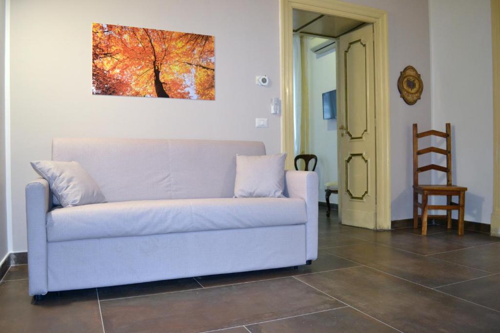 A seating area at questo rinascimento CASA NEWMAN