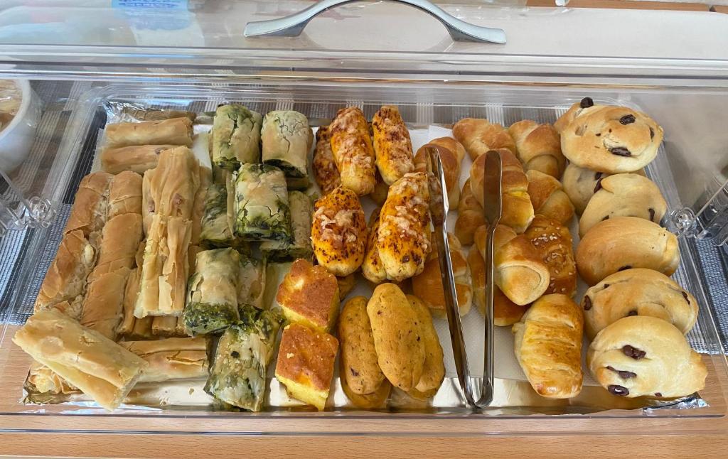 uma vitrine cheia de diferentes tipos de alimentos em Ξενώνας Ράπτης 