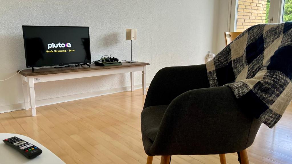 TV a/nebo společenská místnost v ubytování Stor 2 værelses lejlighed