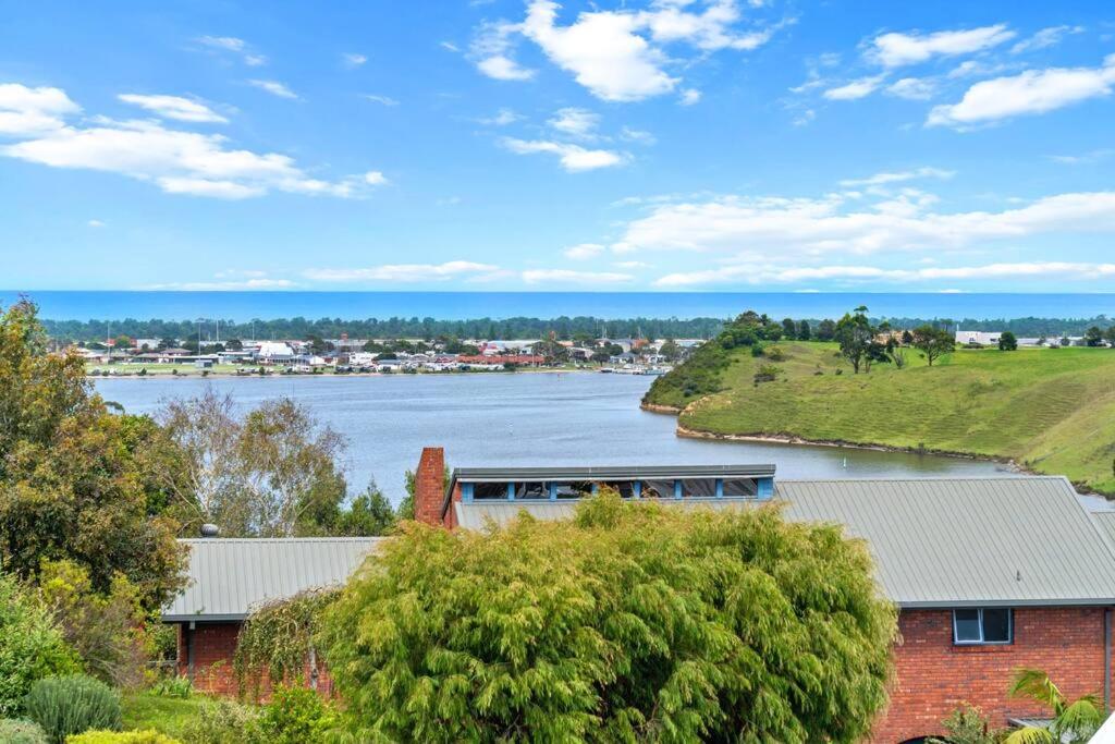 un edificio con vistas al río en Sunset Retreat with Water Views, en Lakes Entrance