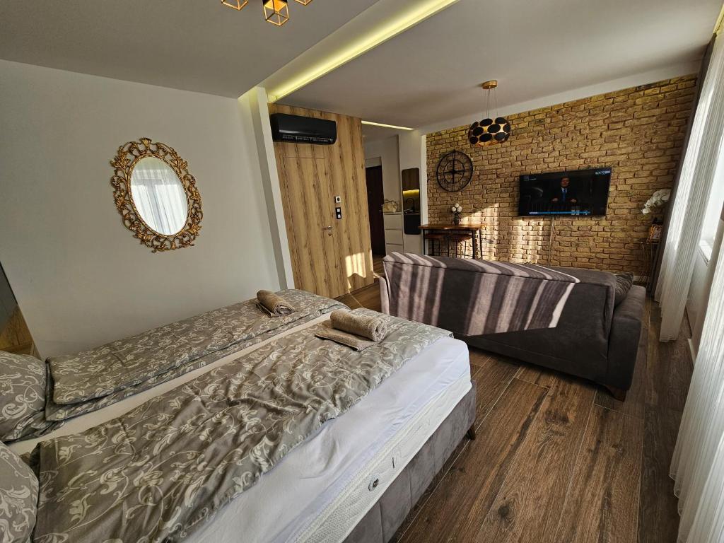 1 dormitorio con 1 cama grande y 1 sofá en Apartman Katedrala, en Sarajevo