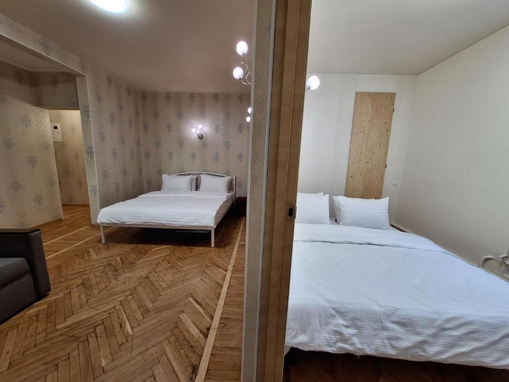 Schlafzimmer mit einem Bett und einem Spiegel in der Unterkunft У центрі 2 кімнатна квартира біля ЦУМу з власною закритою парковкою. Мережа Alex Apartments in Poltawa