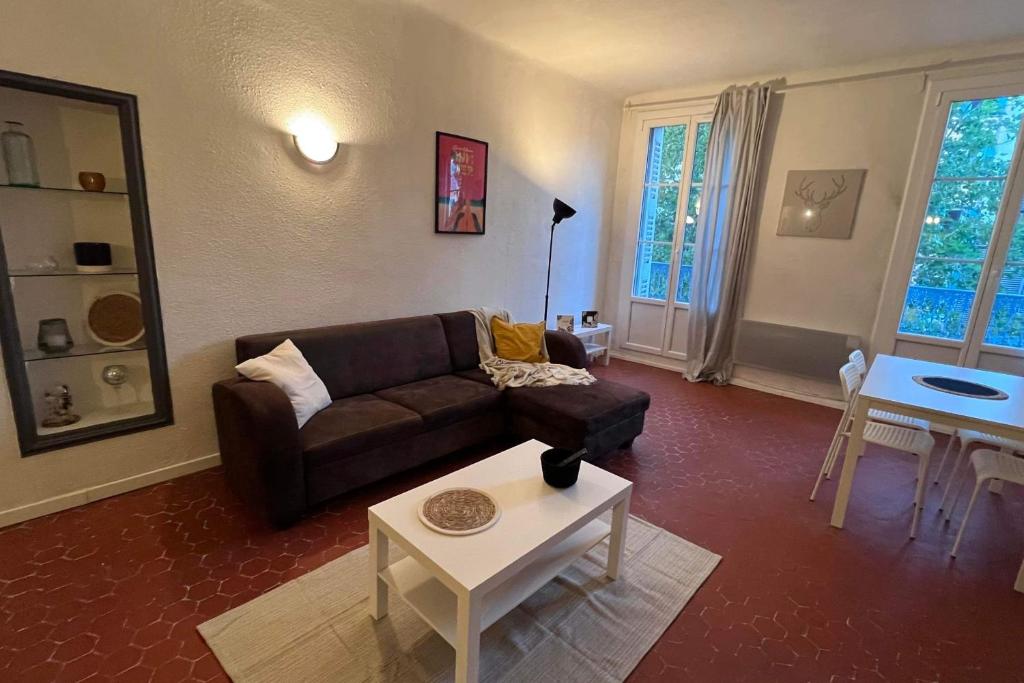un salon avec un canapé et une table dans l'établissement Apartment in the heart of Draguignan, à Draguignan