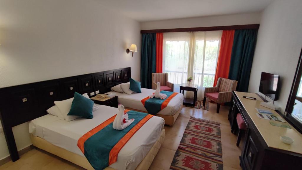 Postel nebo postele na pokoji v ubytování Turquoise Beach Hotel
