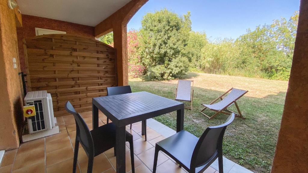 Vonkajšia záhrada v ubytovaní Joli studio Camargue Petit Rhône Arles