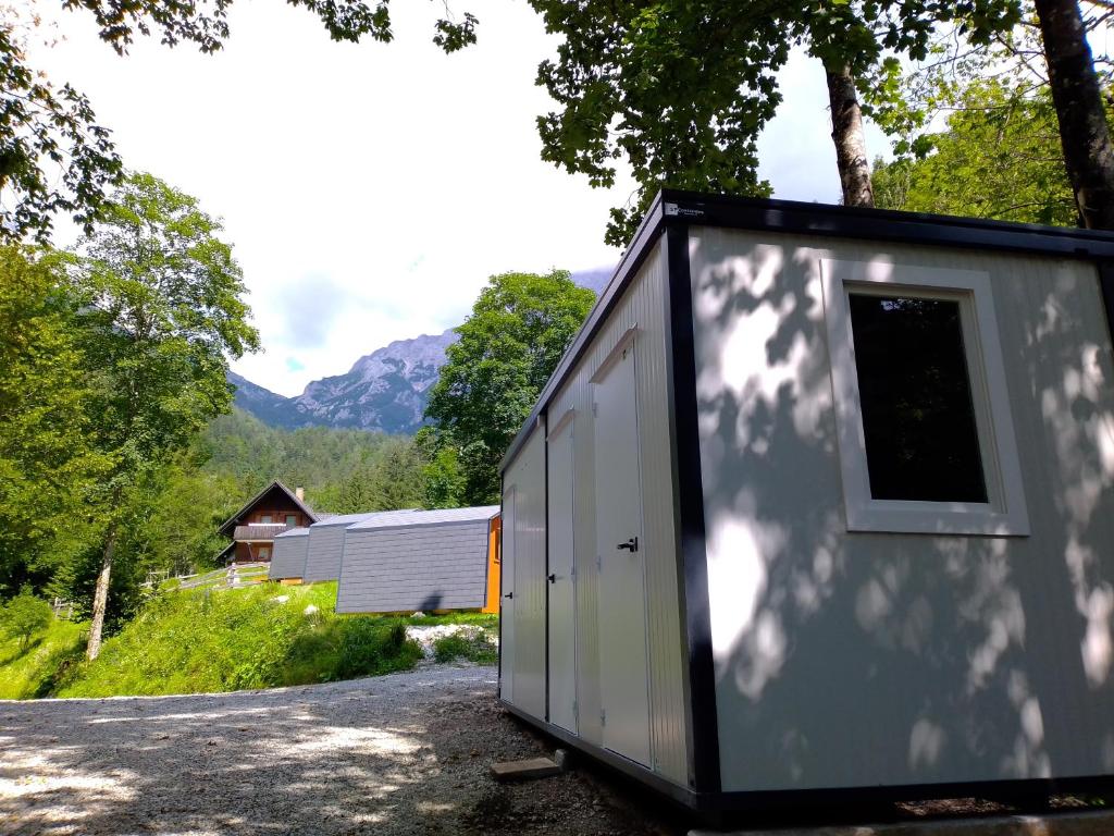 Nespecifikovaný výhled na hory nebo výhled na hory při pohledu z luxury tent